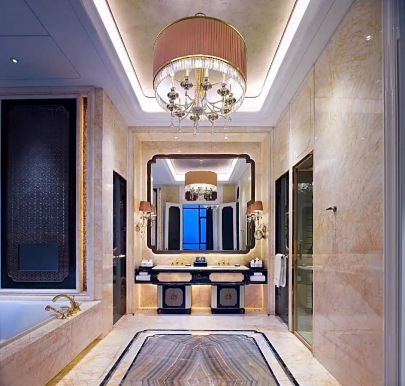 Presidential Double Suite with mountain view full double bed