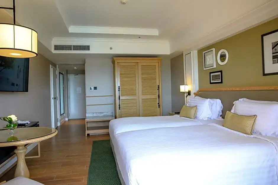 Standard Club room with ocean view