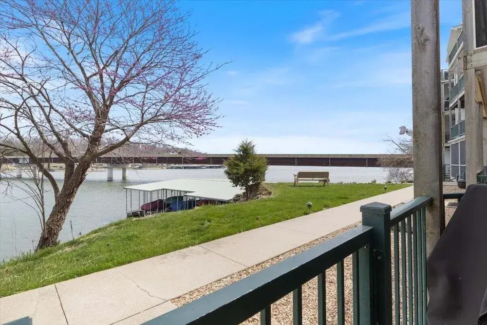 Steps to Water, Serene View, Updated Condo Family Fun w/ 3 Pools in Camdenton