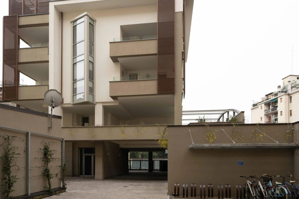 Amazing BRAND NEW 2 room upper scale with condo GYM close to metro