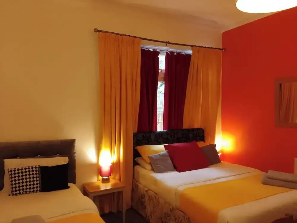 Apartment Sleeps 7 - Pets, Free Parking & Wifi