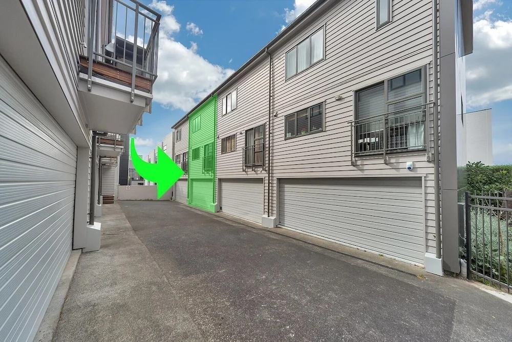 QV Modern 3 Level Sunny Townhouse - 640