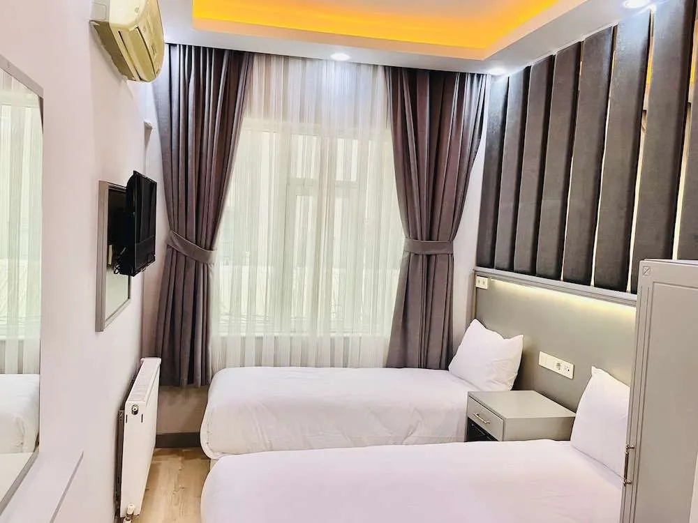 Отель Crowned Plus Hotel — фото