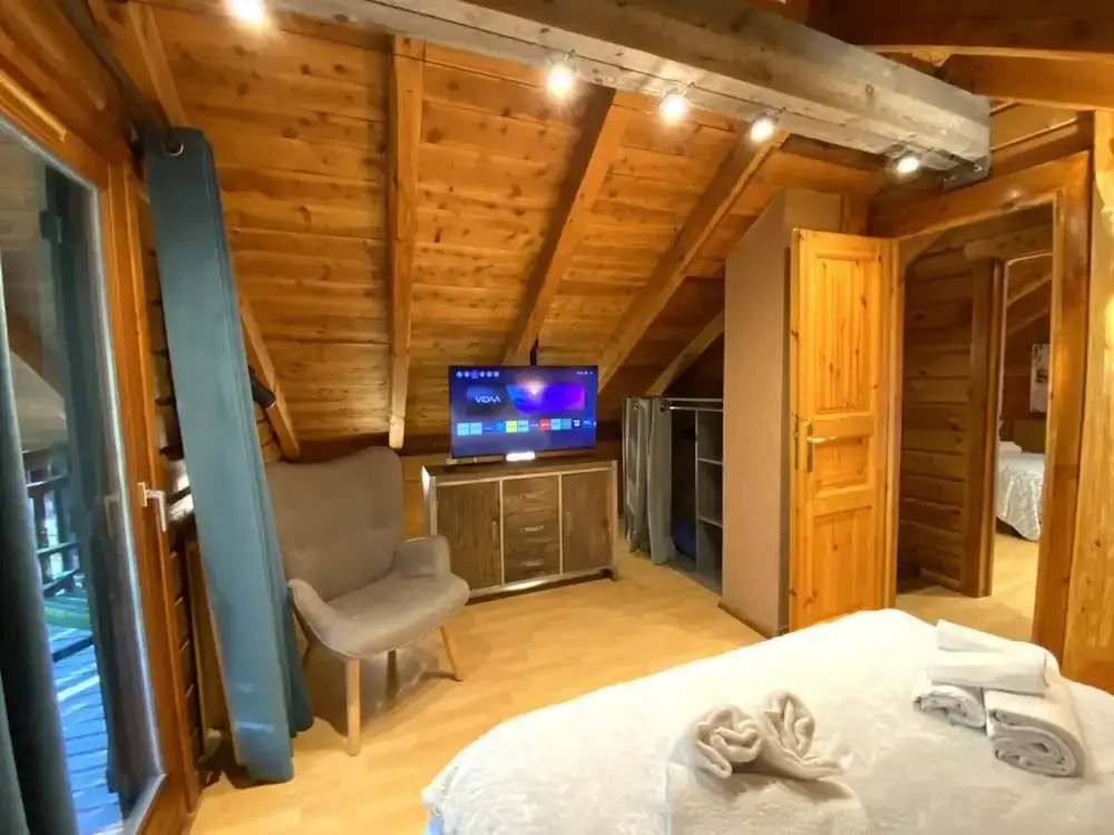 Voir la photo 2 — LE Renne Chalet en Bois au Calme Avec SPA Jacuzzi
