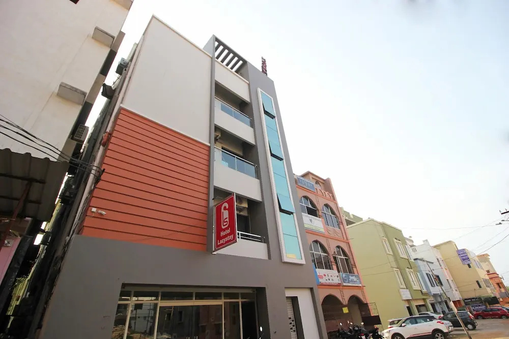 OYO Flagship 8346 LazyStays