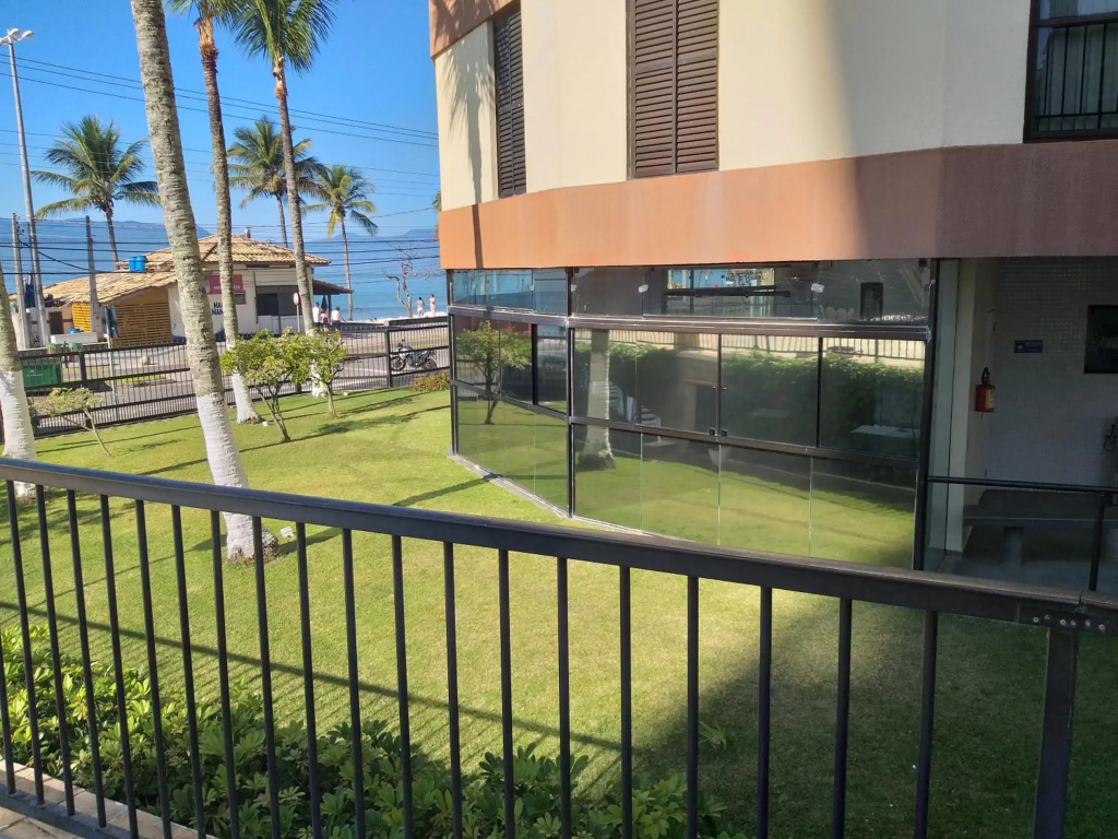 Apartamento na avenida da praia Martim de Sá com vista infinita pro mar em todos os cômodos.No 3o. quiosque próximo a prainha.Sinta-se na praia ouvindo o barulho das ondas e música dos quiosques.Com piscina adulto e infantil.