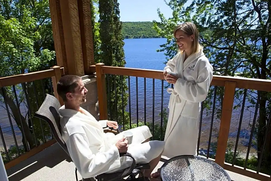 Double Suite with lake view (full double bed)