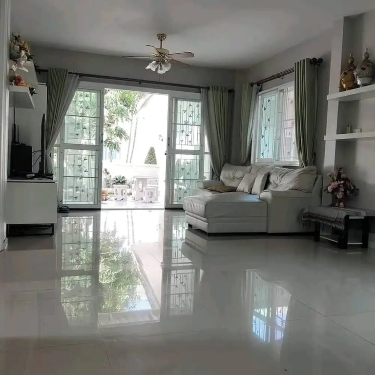 Charming 3-bedroom House With Pool Near Lat Krabang Airport — фото