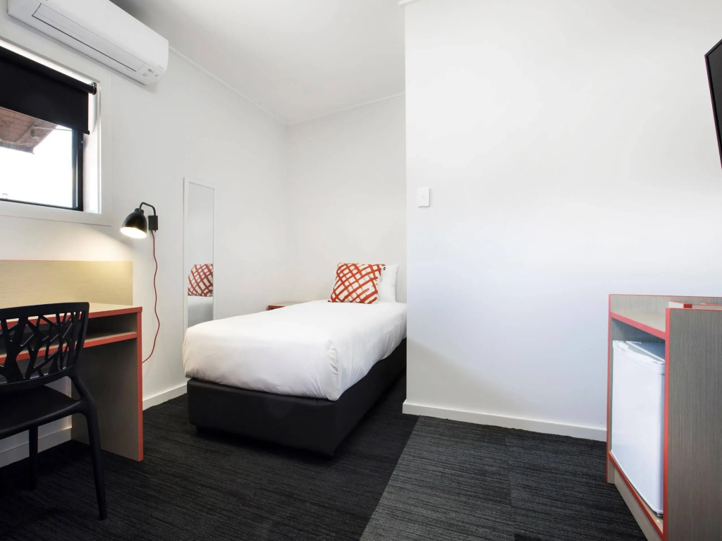 Villawood Hotel - Général