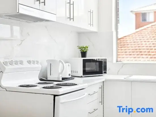 Convenient Stay – Just Steps from Station & Essentials