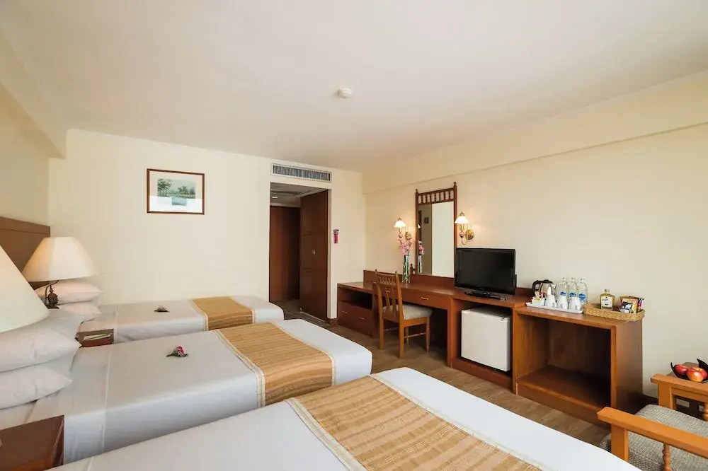 Трёхместный номер в Bangkok Palace Hotel