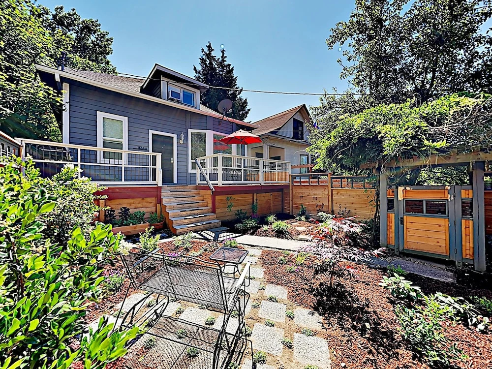 1124 14th Ave Townhome by RedAwning
