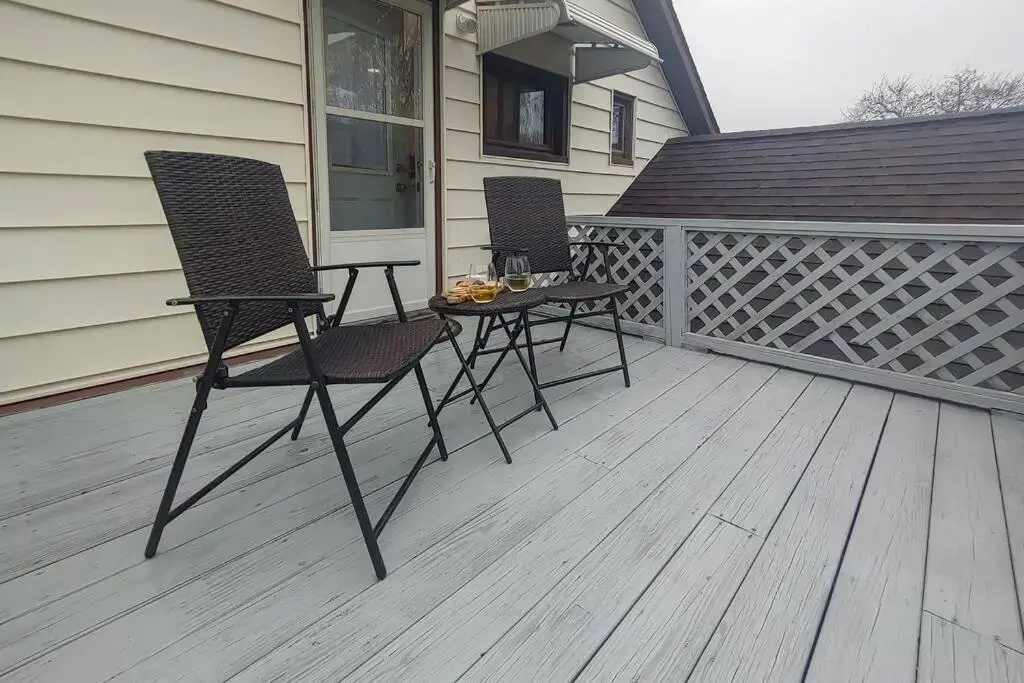 Historic w/deck, king bed & air by Lake Michigan