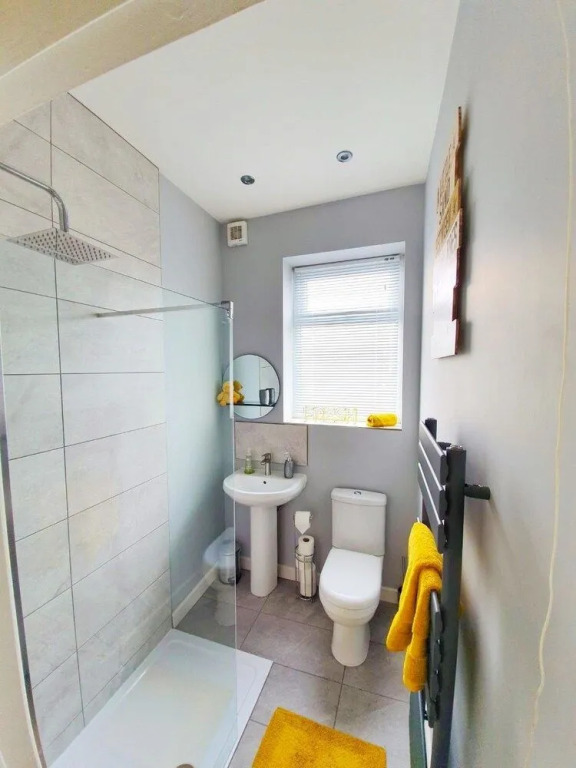 Sunflower Suite under Sasco Apartments - фото 7