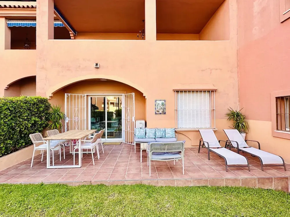 Coastal Retreat-sleeps 8, Sea View, Pool & Parking