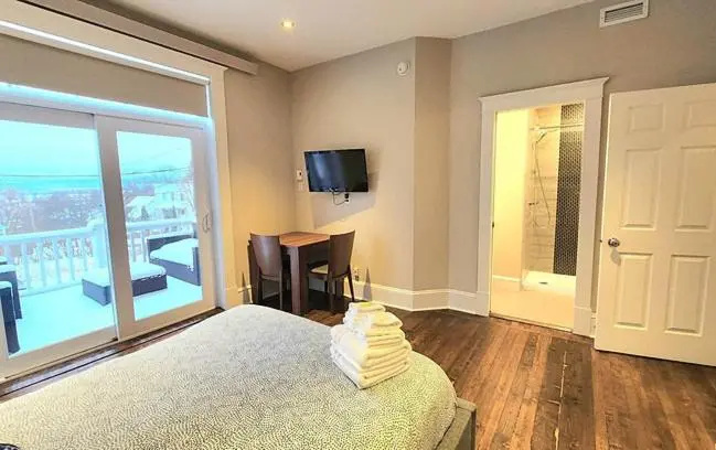 Suite with city view