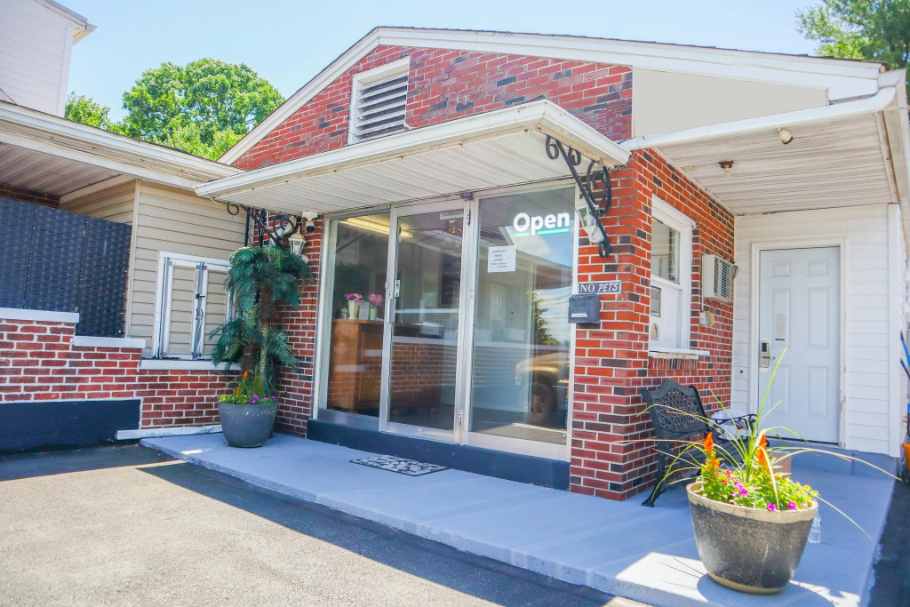 The Lancaster Motel By OYO Ronks near Paradise