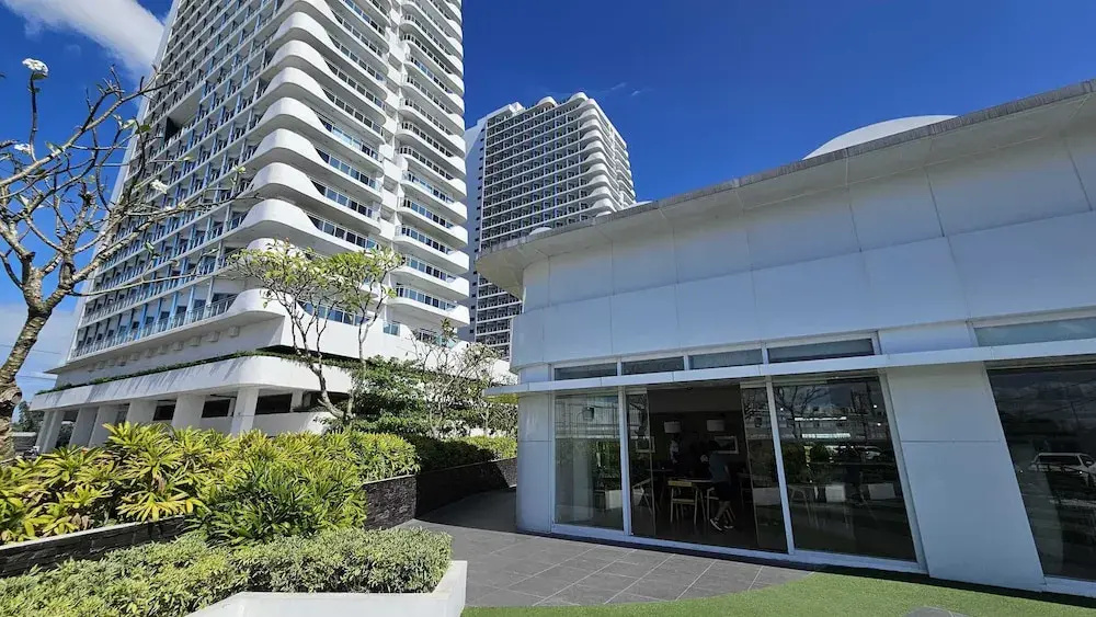 OYO 1143 The Emgrand Azure North