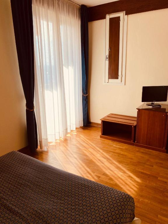 Double room with city view (full double bed)