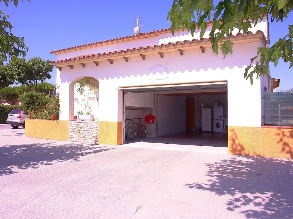 Boutique Holiday Home in Sant Pere Pescador With Garden and Garage - фото 1