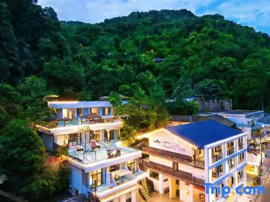 Cloud Hidden · Meet the Mountain Private Hot Spring Designer（Mount Qingcheng Houshan Branch） Villa