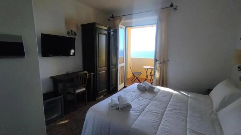 Classic Double room with sea view (full double bed)