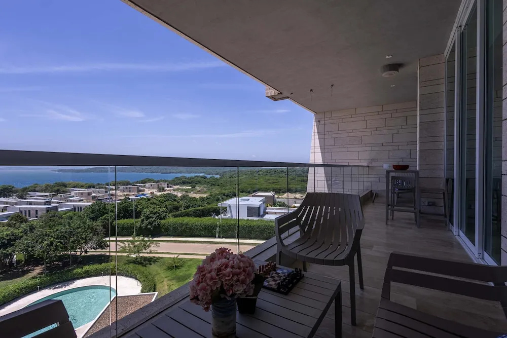 Luxe 2-br Ocean-view Apartment With Pool Gym Spa