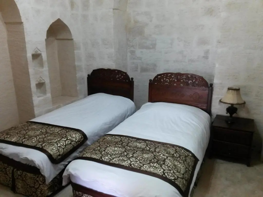 Economy (no window) Double room (twin beds)