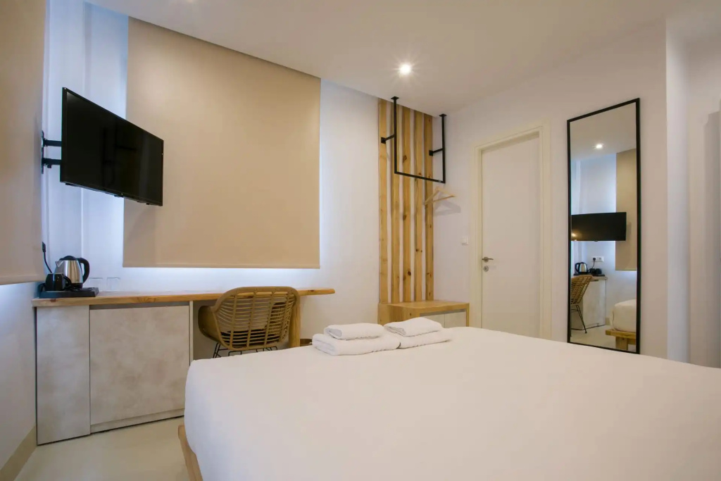 Deluxe Double room (full double bed)