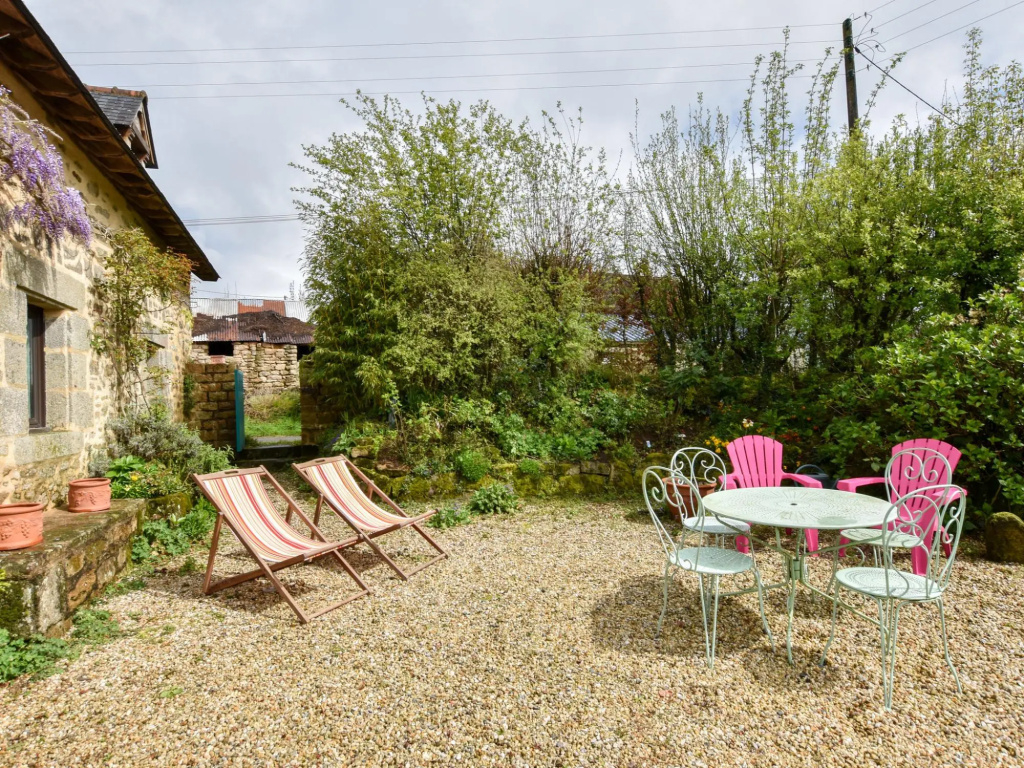 Cosy holiday home with terrace and garden near Quimperlé.