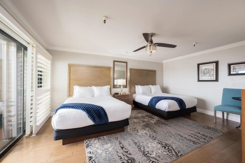 456 Embarcadero Inn & Suites — 3