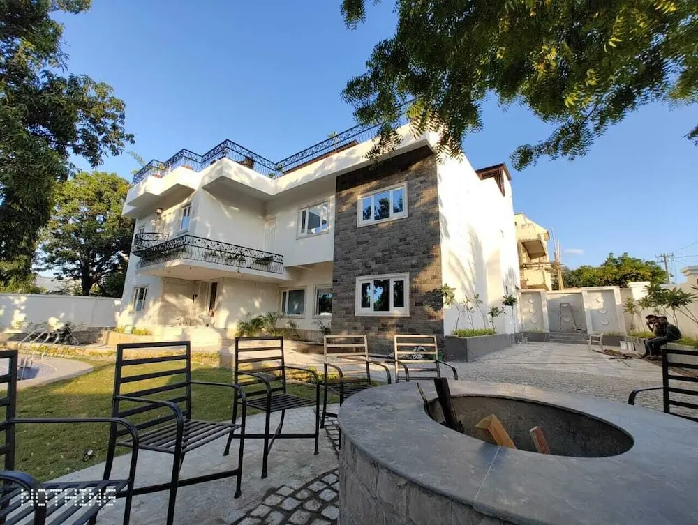 1 Amiras - A Luxury Villa