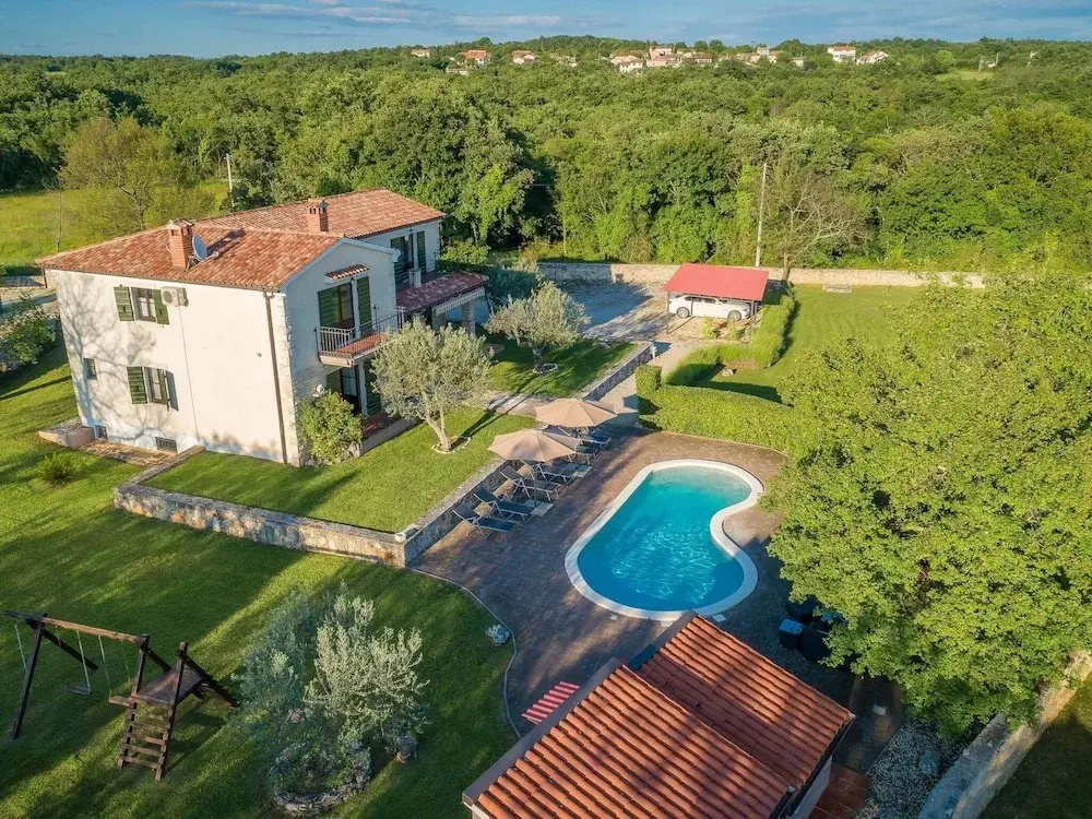 Beautiful Villa With Swimming Pool and Fenced Garden