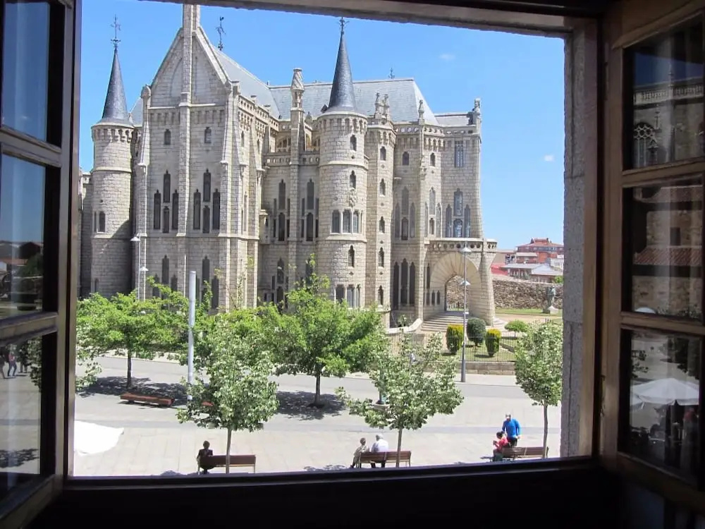Standard Double room with city view (full double bed)