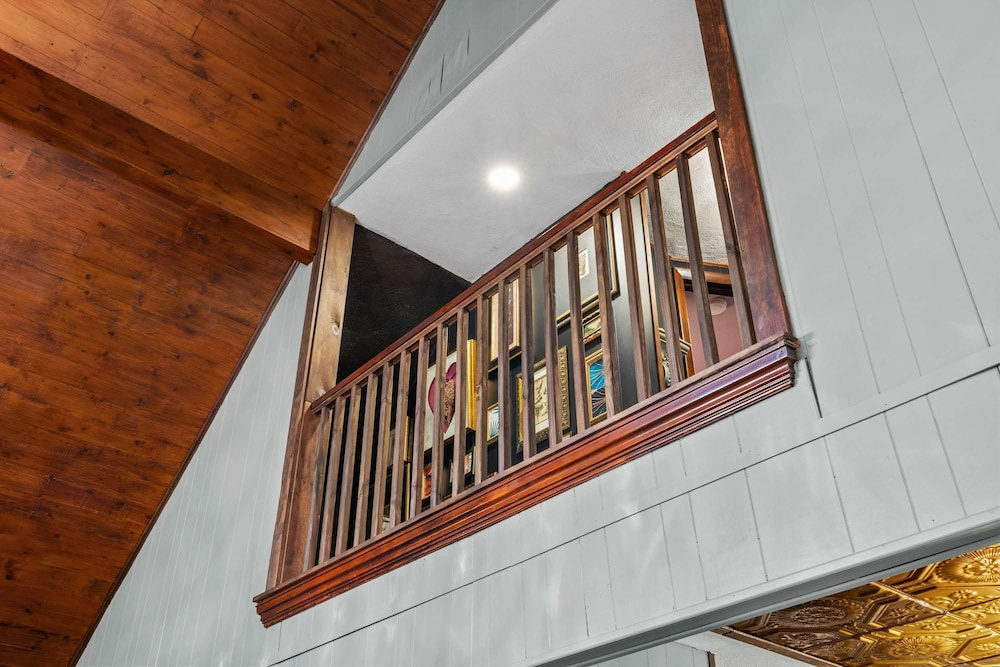 Poconos Speakeasy Hot Tub Dog-friendly Near Ski