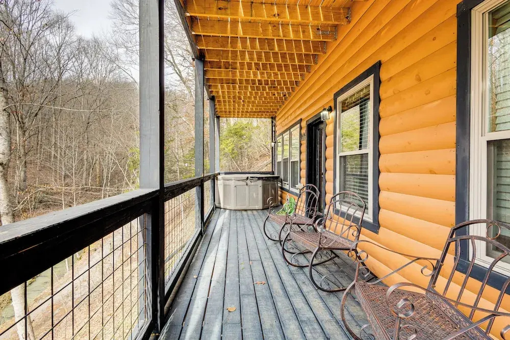 8 Mi to Dollywood: Cabin w/ Hot Tub & Decks!