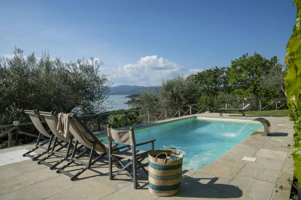 Bianca la Luna boasts a spectacular panoramic view of Lake Trasimeno, elegant interiors with light c-Bianca la Luna