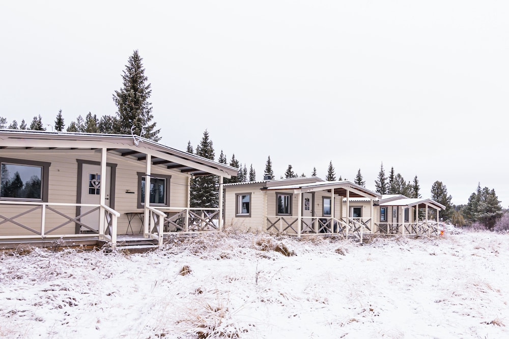 Aurora RiverCamp Glass Igloos and Cabins