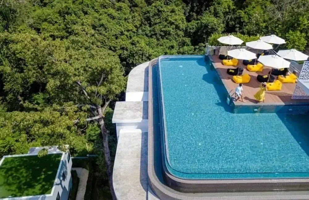 1BR Loft Pool Gym Walk to Naiharn C181