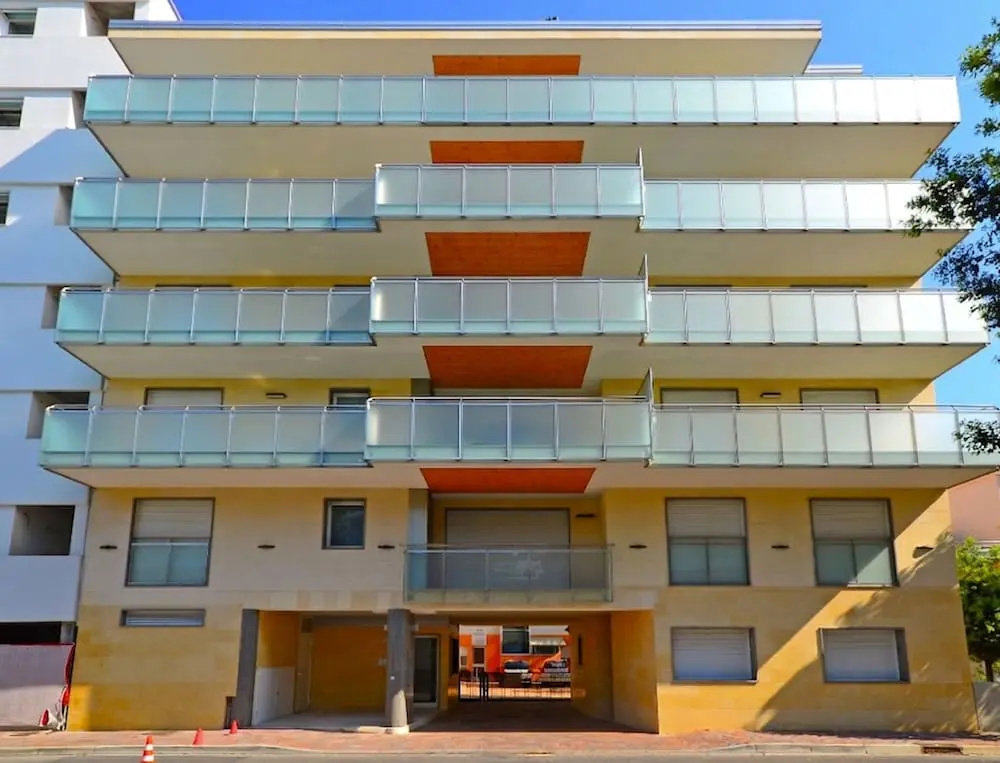 Beachside Flat With Spacious Balcony