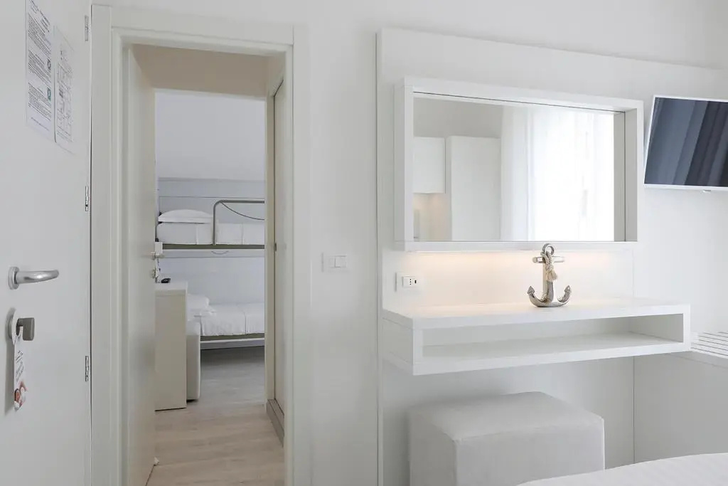 Standard Quadruple room with sea view