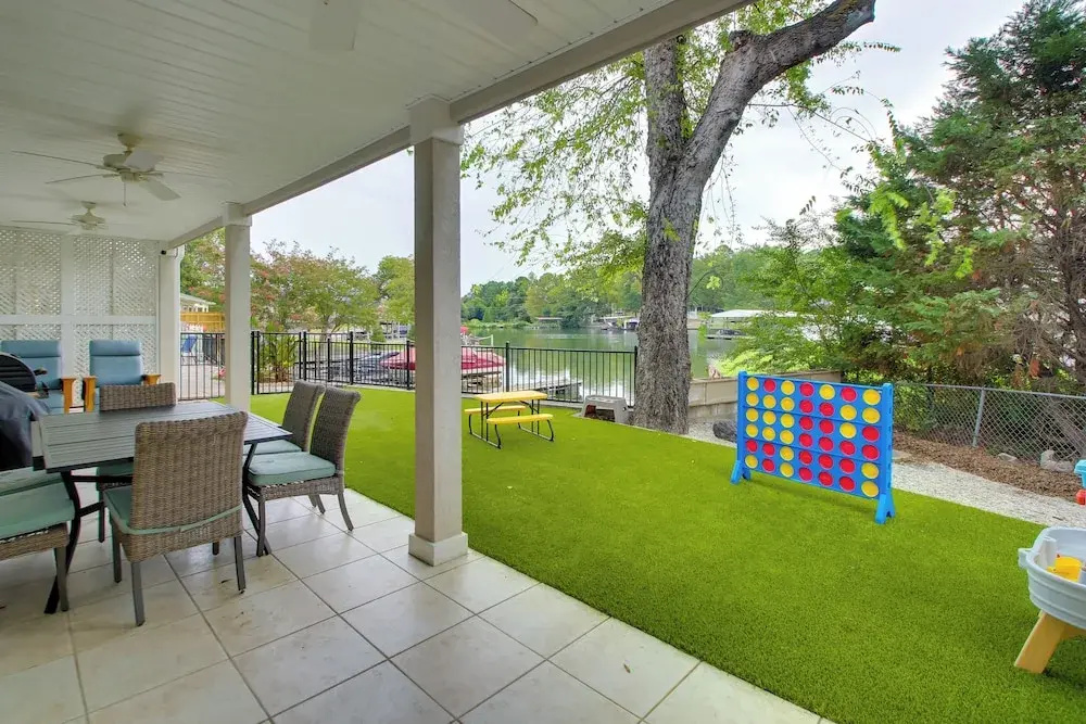 Hot Springs Retreat w/ Fireplace on Lake!