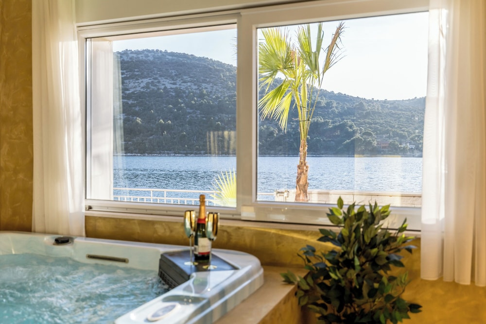 Beachfront luxury villa Vinisce
