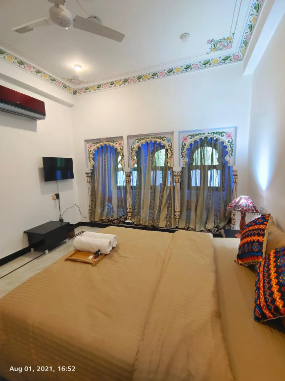 Deluxe Double room (full double bed)