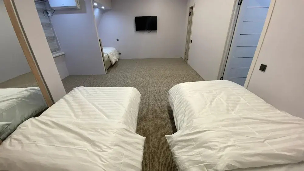 Трёхместный номер Comfort с балконом и с видом на сад в Happy Moments Hostel
