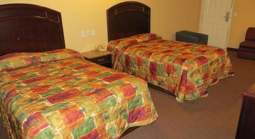 Delmonico Inn & Suites — фото