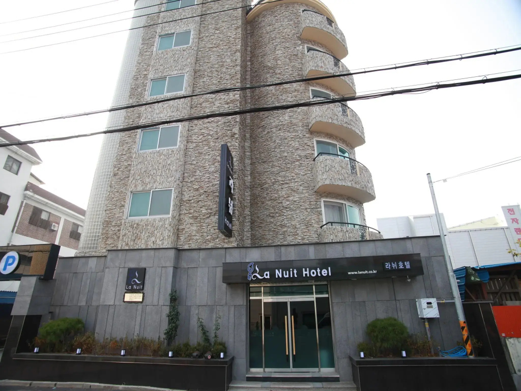 La Nuit Hotel
