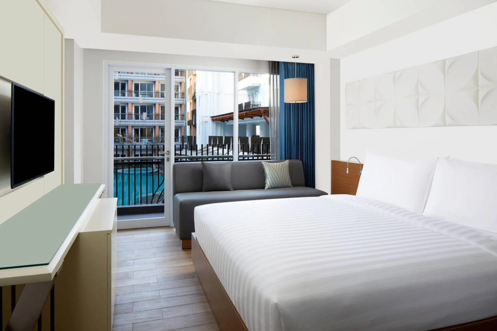 Отель Fairfield by Marriott Bali Kuta Sunset Road в Куте