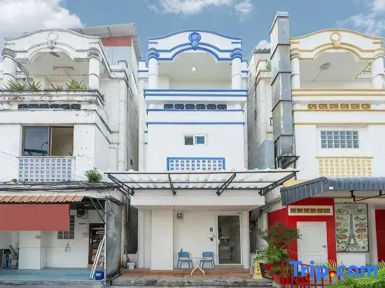 Beach House | Sleeps 10 | Patong Beach +Bar