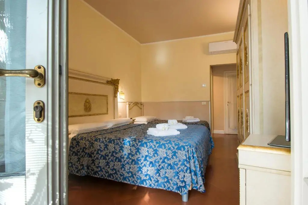 Standard Triple room with garden view